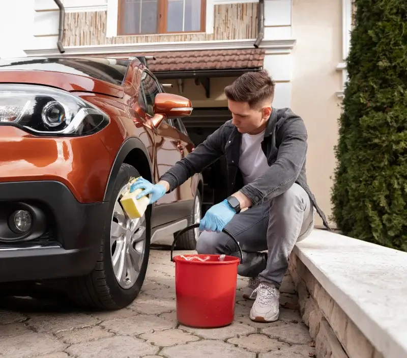 Lavage auto à domicile Sainte-Eugénie-de-Villeneuve : professionnel intervenant sur un véhicule